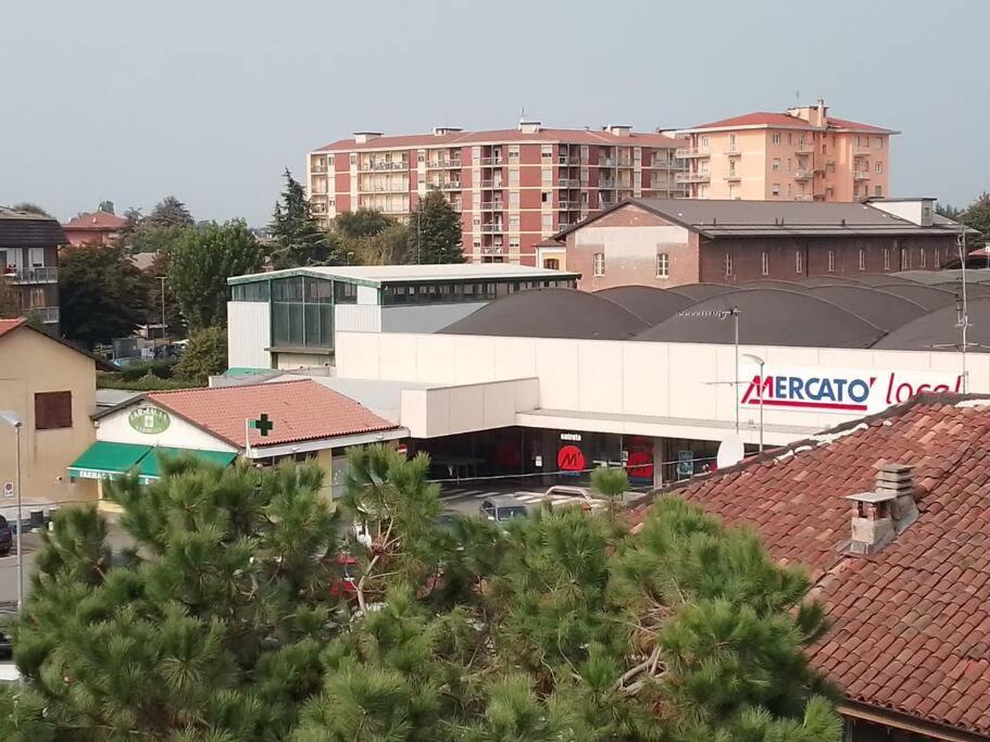 Comodo Bilocale A Brandizzo Esterno foto